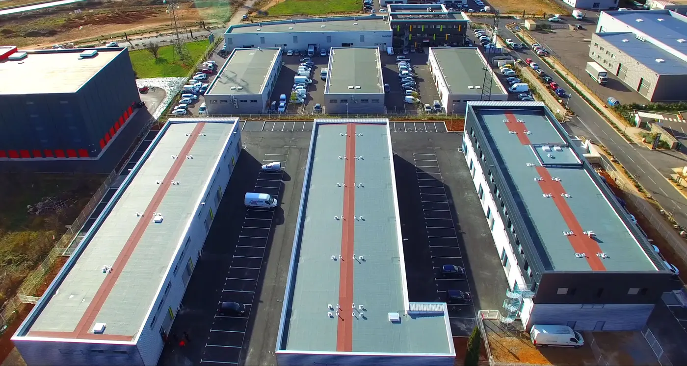 Vue aérienne locaux activité Garosud Montpellier — bâtiments et parking