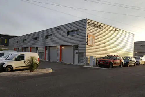 Bâtiment locaux Garosud — accès camion portes sectionnelles Façade locaux activité Garosud portes sectionnelles accès camion